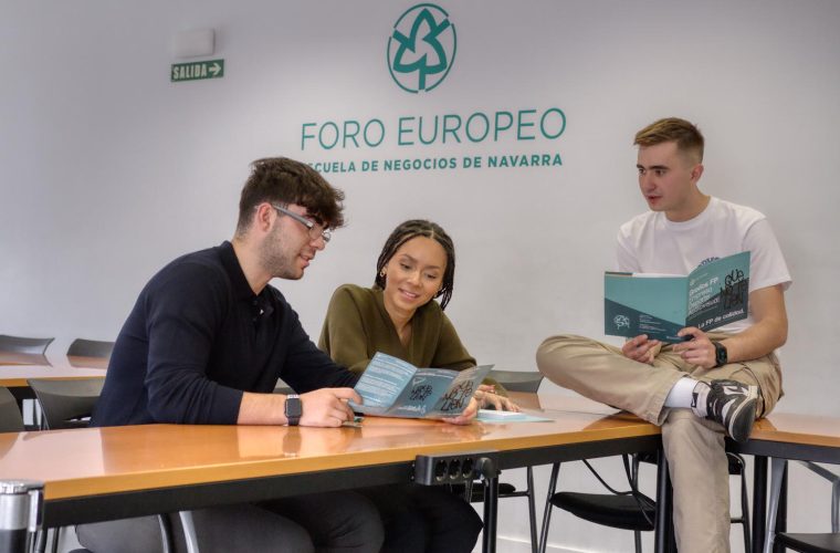 Alumnos consultando la oferta de Grados de FP de Foro Europeo