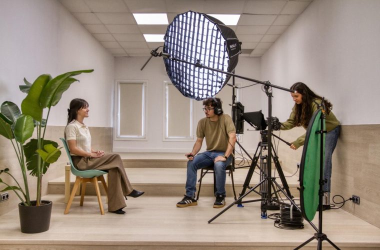 Set de entrevista con softbox, cámara sobre trípode y reflector en el plató de Foro Europeo