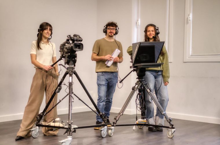 Plató de televisión de Foro Europeo: alumnos con cámara, teleprompter e intercomunicación