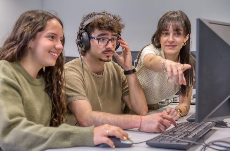 Aula de edición de vídeo de Foro Europeo: alumnos trabajando con monitores y auriculares de estudio